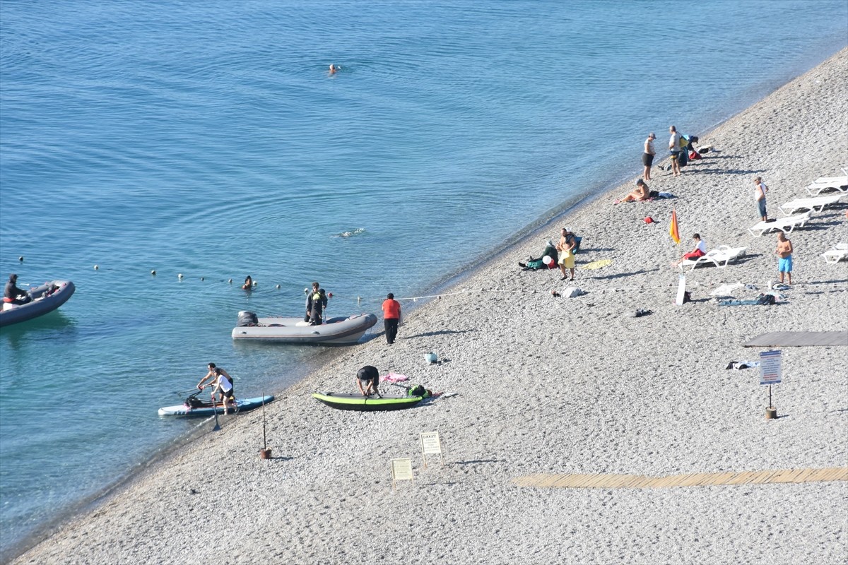 Antalya'da Güneşli Havada Deniz Keyfi