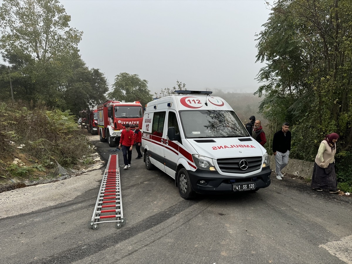 Kocaeli'de Kamyon Devrildi: Sürücü Hastaneye Kaldırıldı