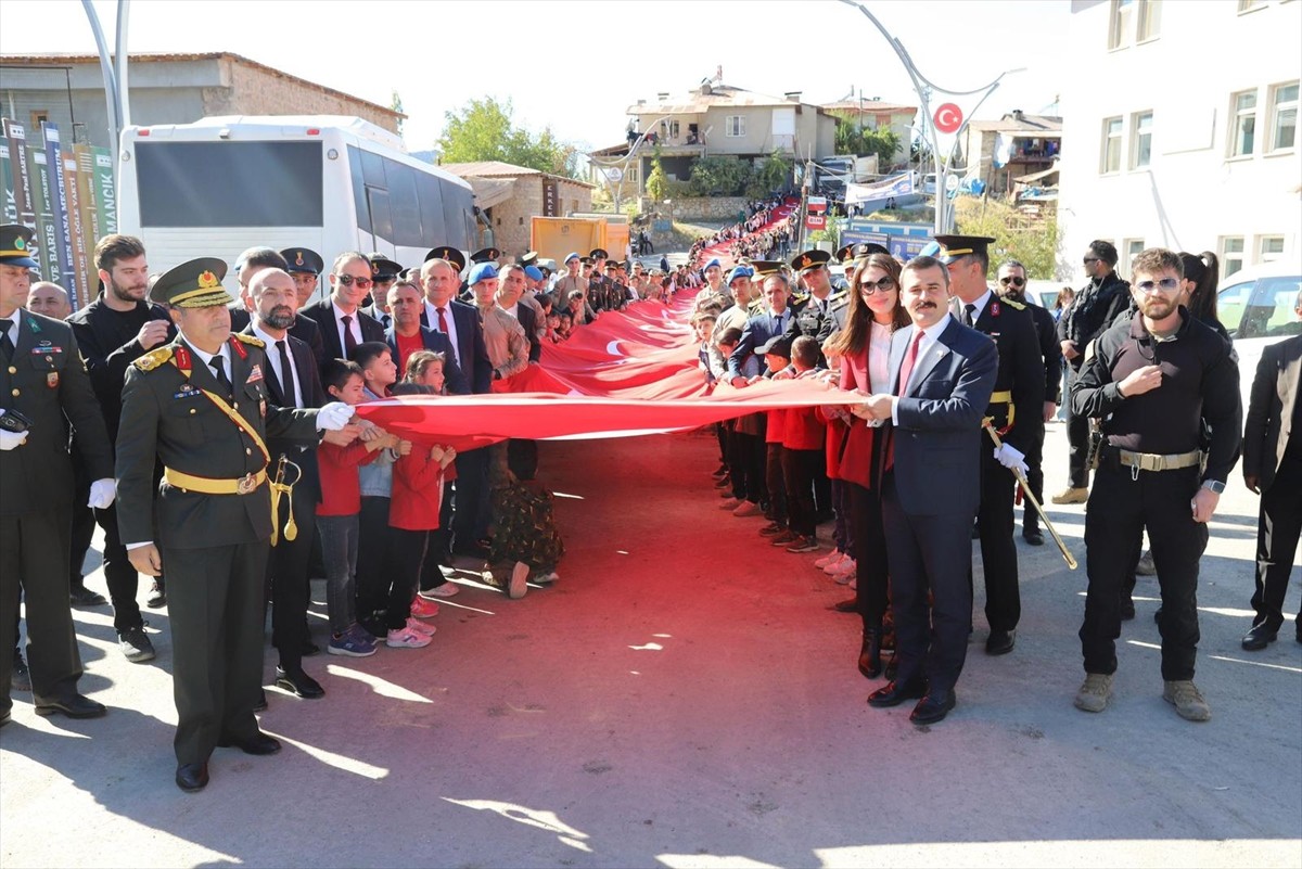 Çukurca'da 29 Ekim Kutlaması: Bayrak Yürüyüşü Düzenlendi