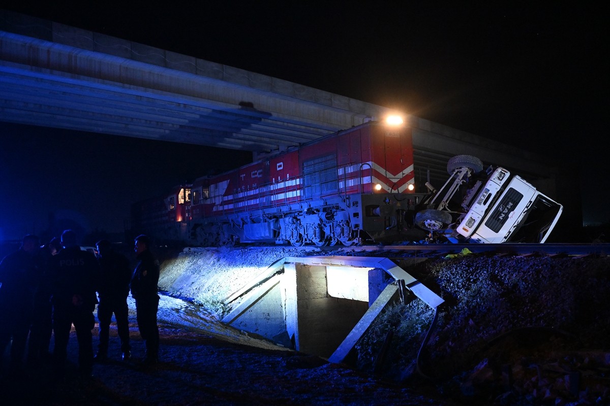 Edirne'de Yolcu Treni Beton Pompasına Çarptı