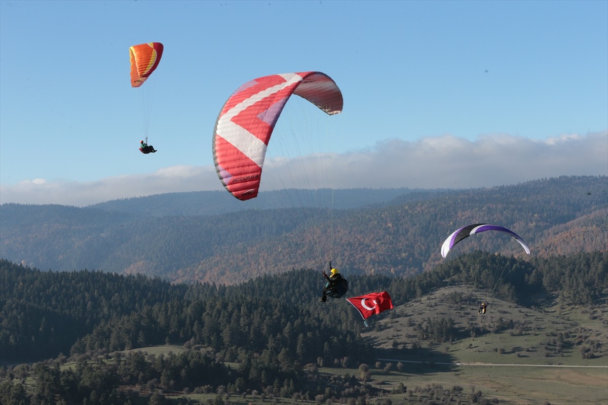 Yamaç Paraşütçüleri Abant'ta Cumhuriyet Bayramı Coşkusunu Yaşadı