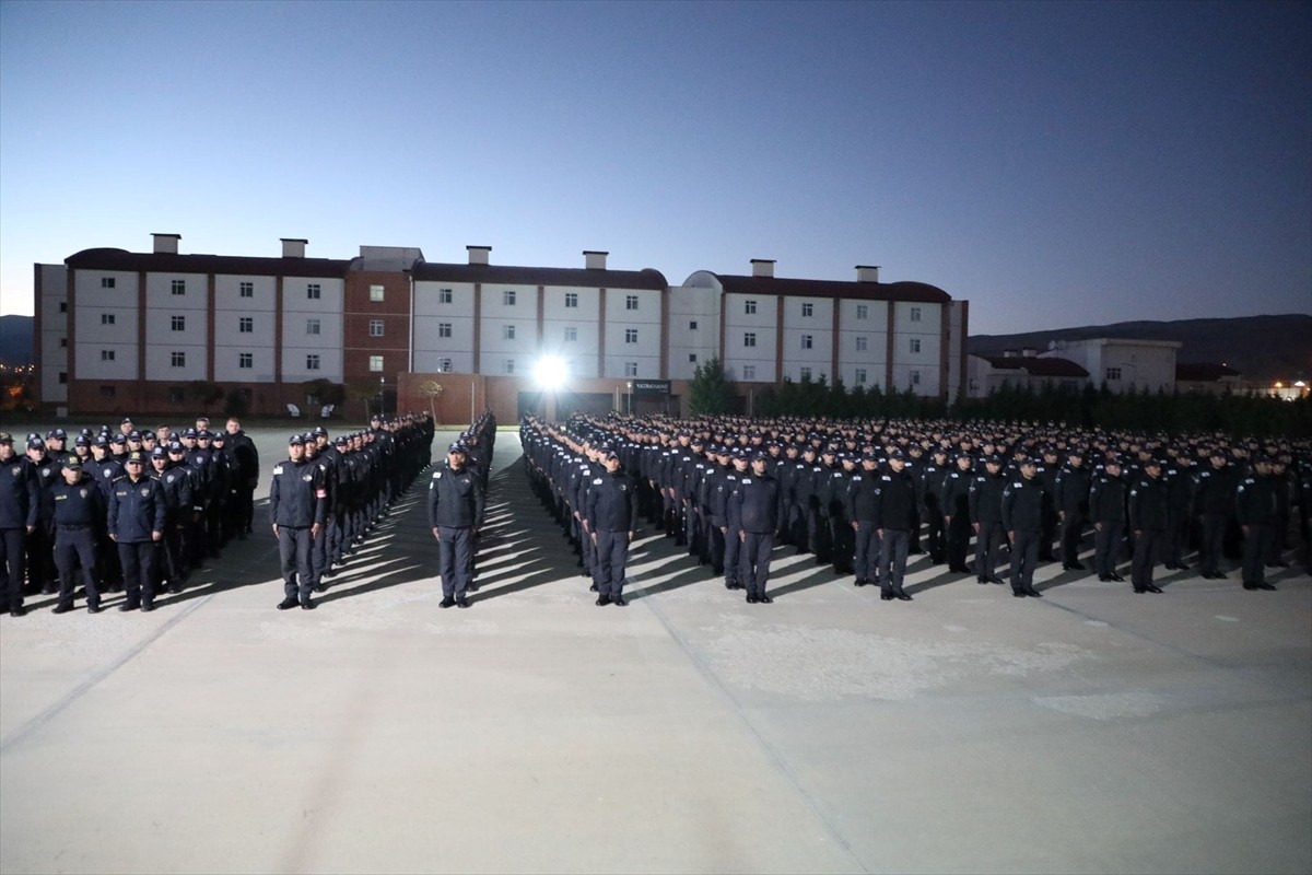 Erzincan'da Polis Adaylarından Işıklı Koreografi Gösterisi