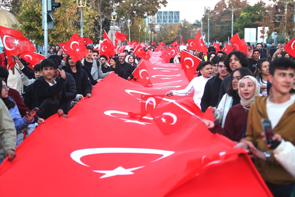 Cumhuriyetin 101. Yılı Fener Alayı ile Kutlandı