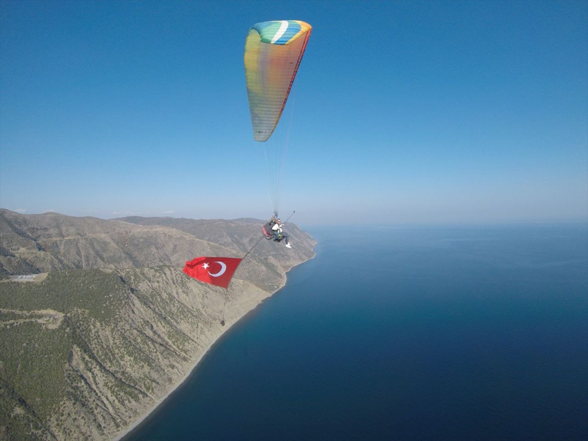 Tekirdağ'da Cumhuriyet Bayramı Kutlaması: Yamaç Paraşütü ile Gökyüzünde Özgürlük