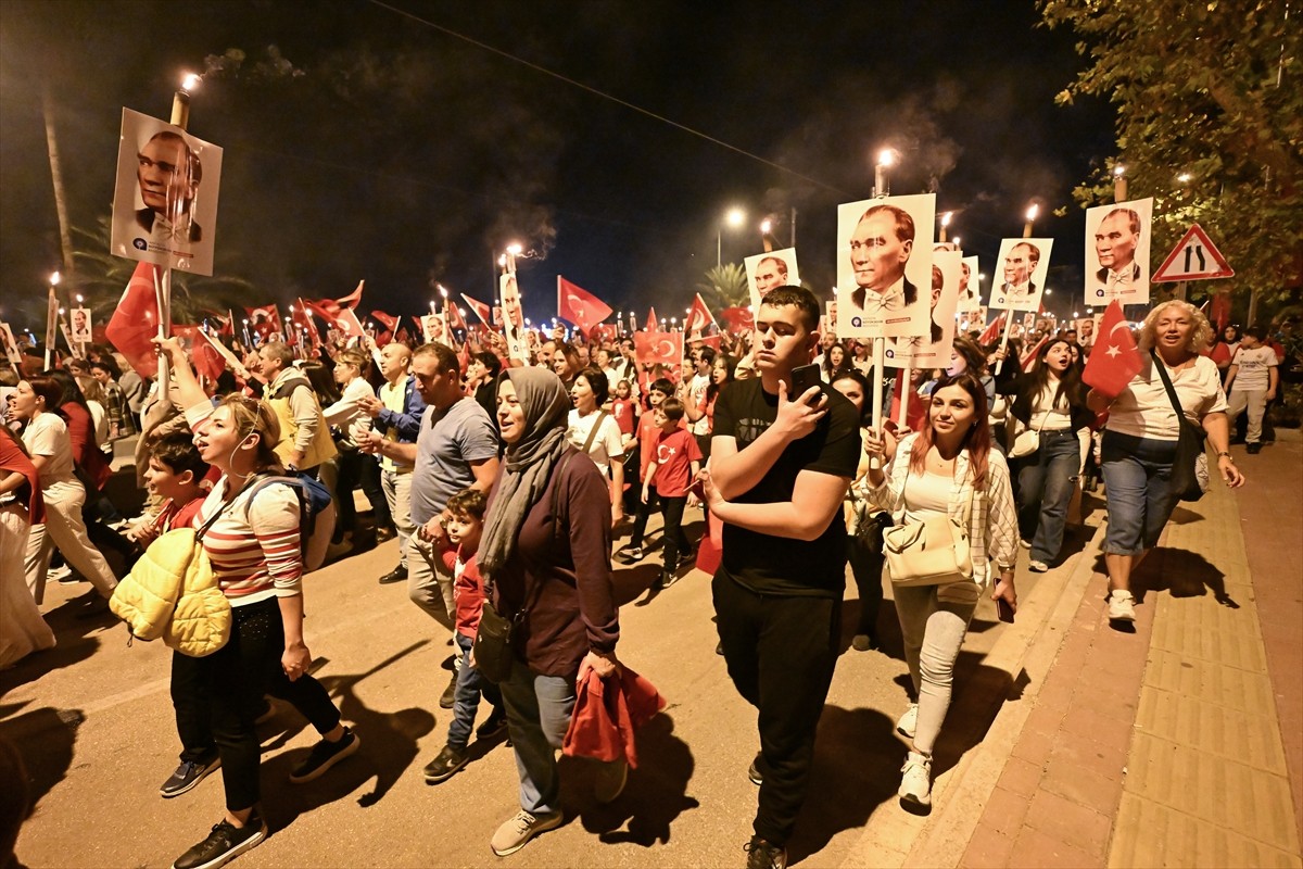 Antalya'da Coşkulu Fener Alayı Kutlaması