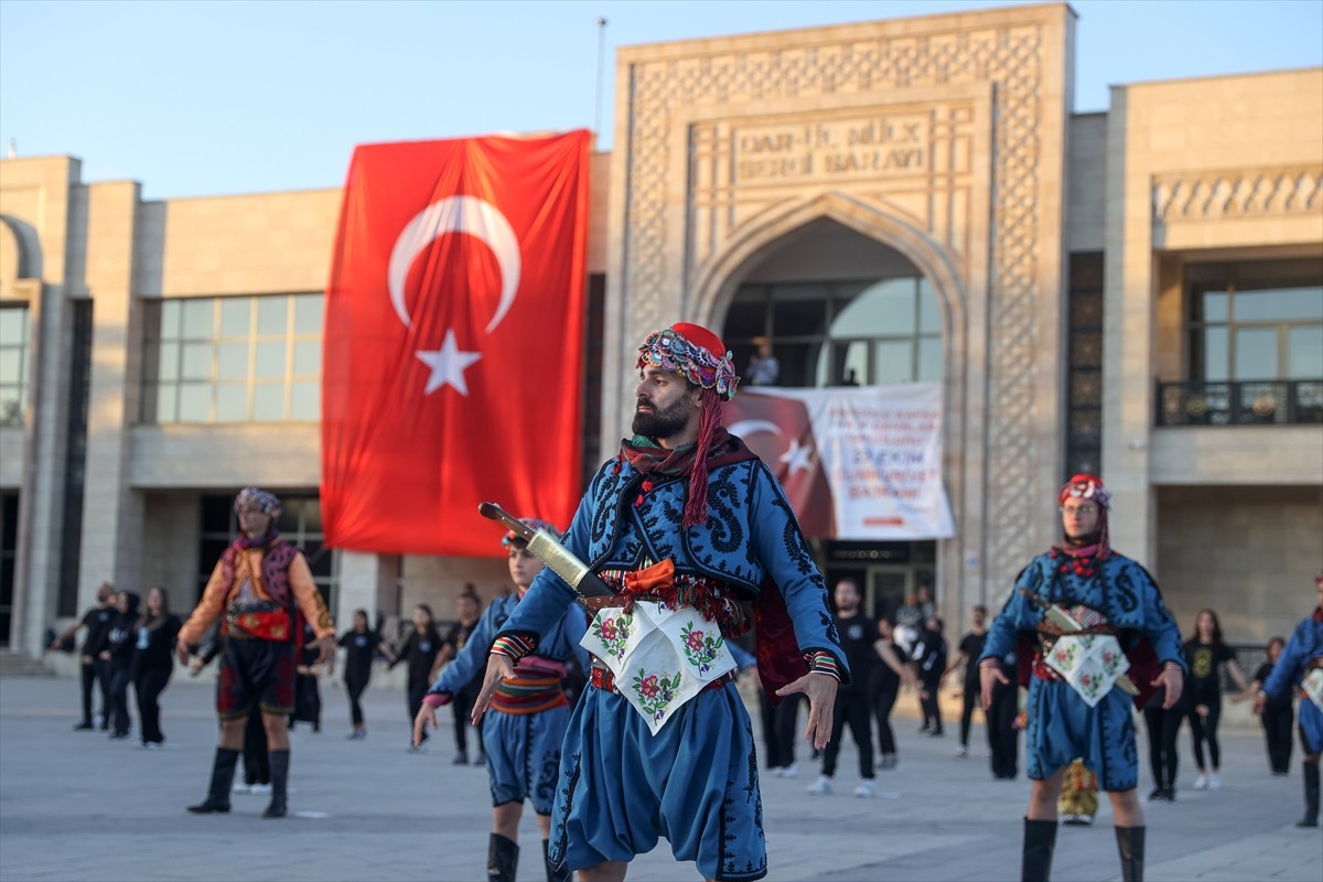 Konya'da 101 Kişilik Zeybek Gösterisiyle Cumhuriyet Bayramı Coşkusu