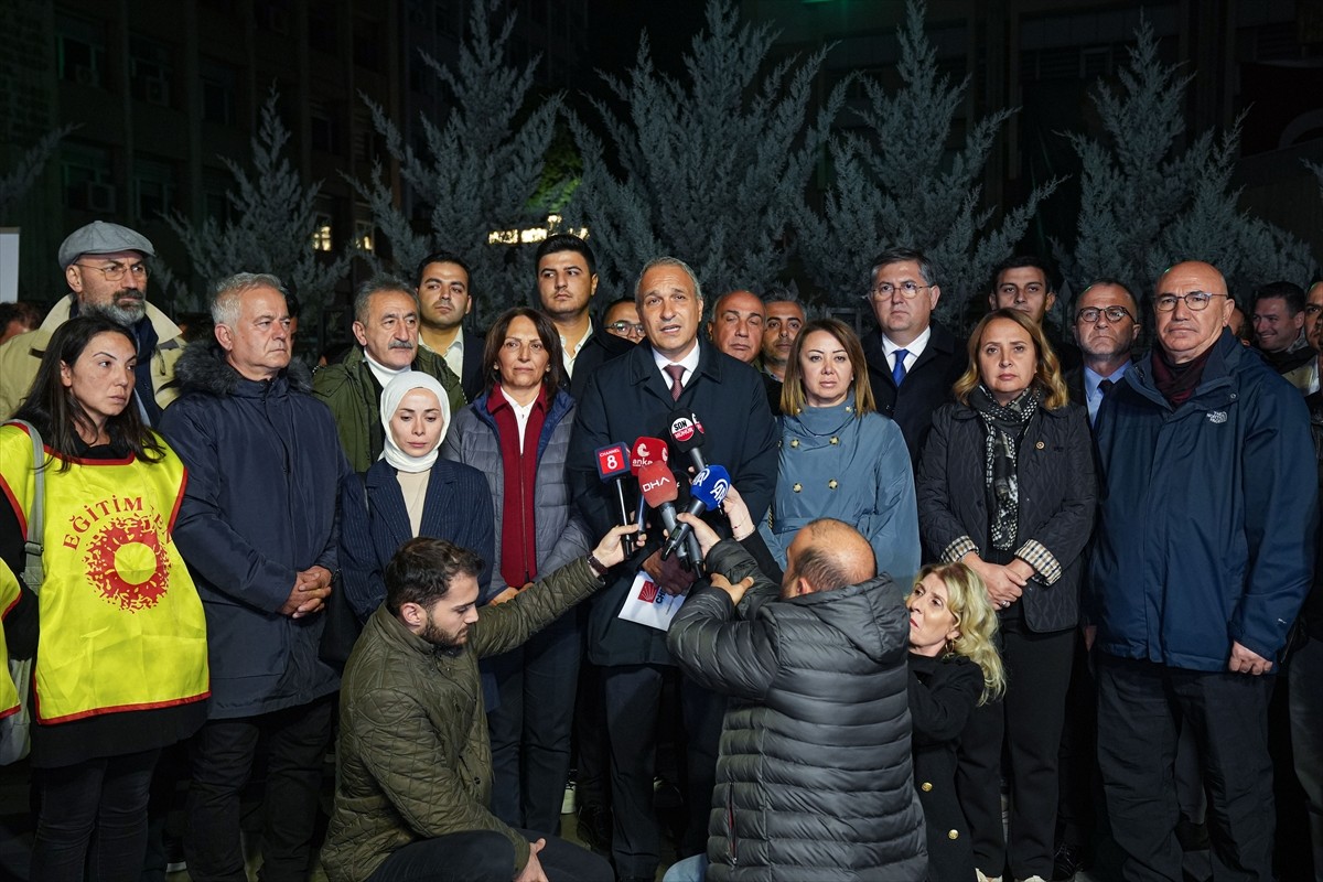 CHP, Milli Eğitim Bakanlığı Önünde Oturma Eylemi Düzenledi