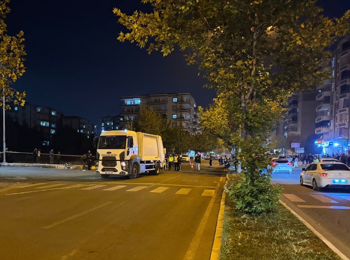 Diyarbakır’da Çöp Kamyonu Kazası: Anne Hayatını Kaybetti, Çocuk Ağır Yaralı