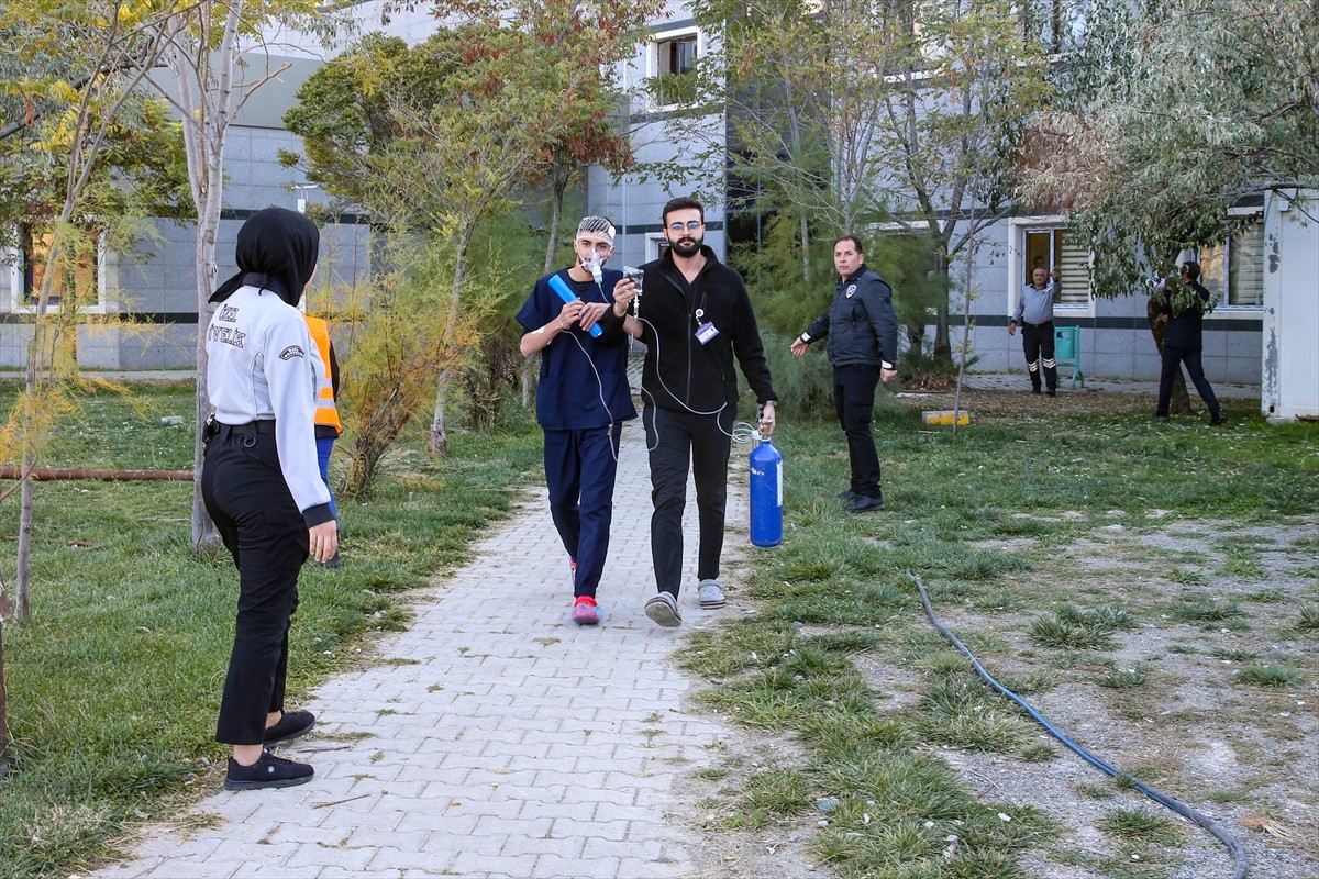 Van YYÜ Tıp Merkezi'nde Gerçekçi Yangın Tatbikatı