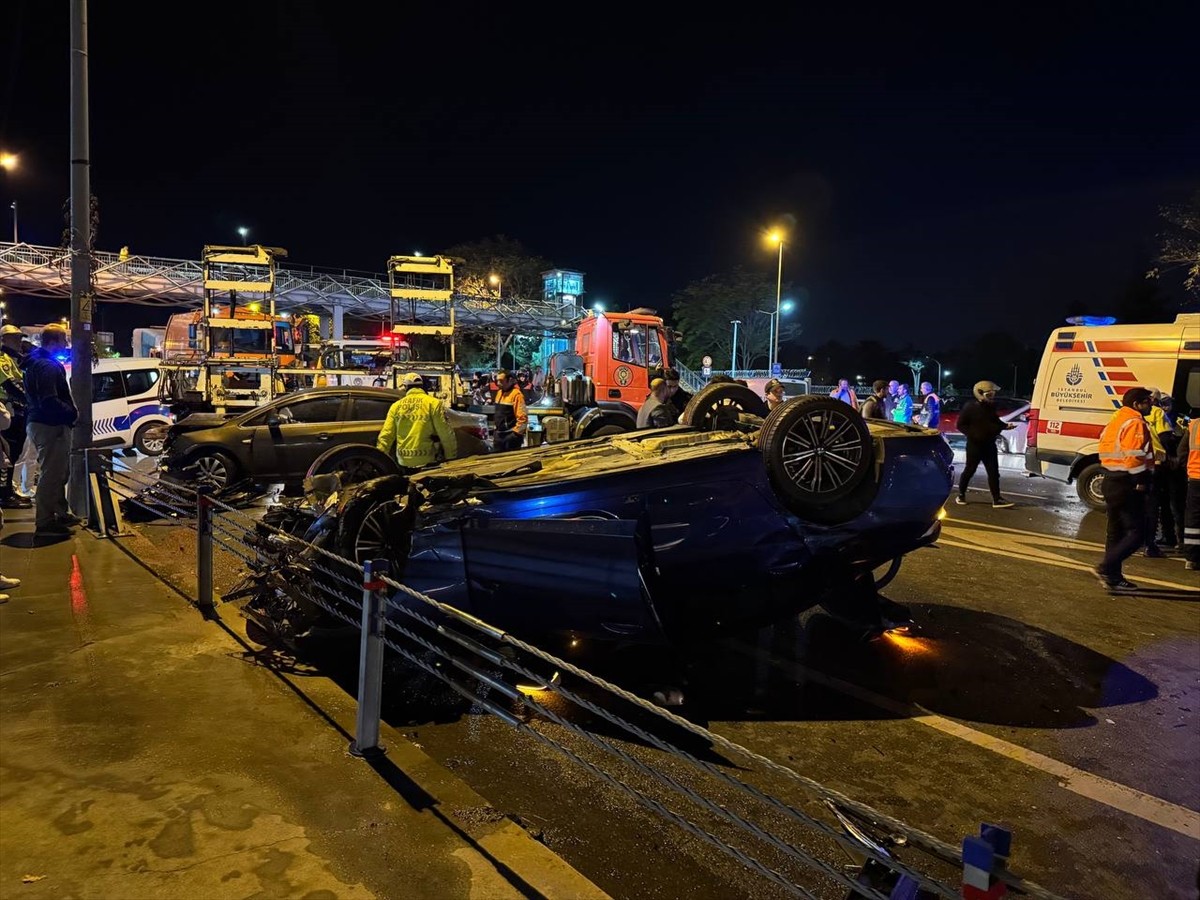 Bakırköy'de Üç Araçla Trafik Kazası: Dört Yaralı