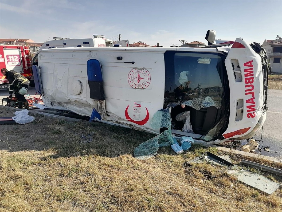 Edirne'de Ambulans Ve Otomobil Kazası: 7 Yaralı