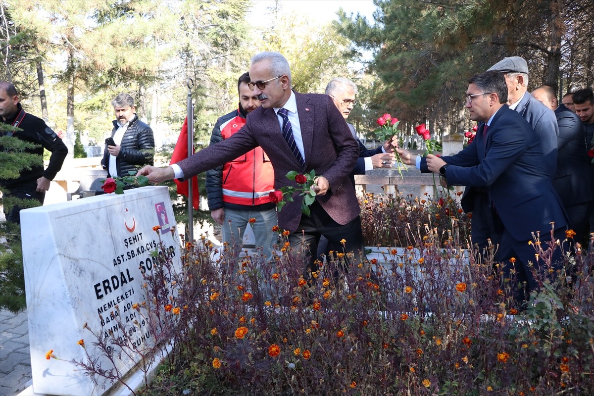 Ulaştırma Bakanı Uraloğlu, Şehit Ömer Halisdemir'in Kabrini Ziyaret Etti