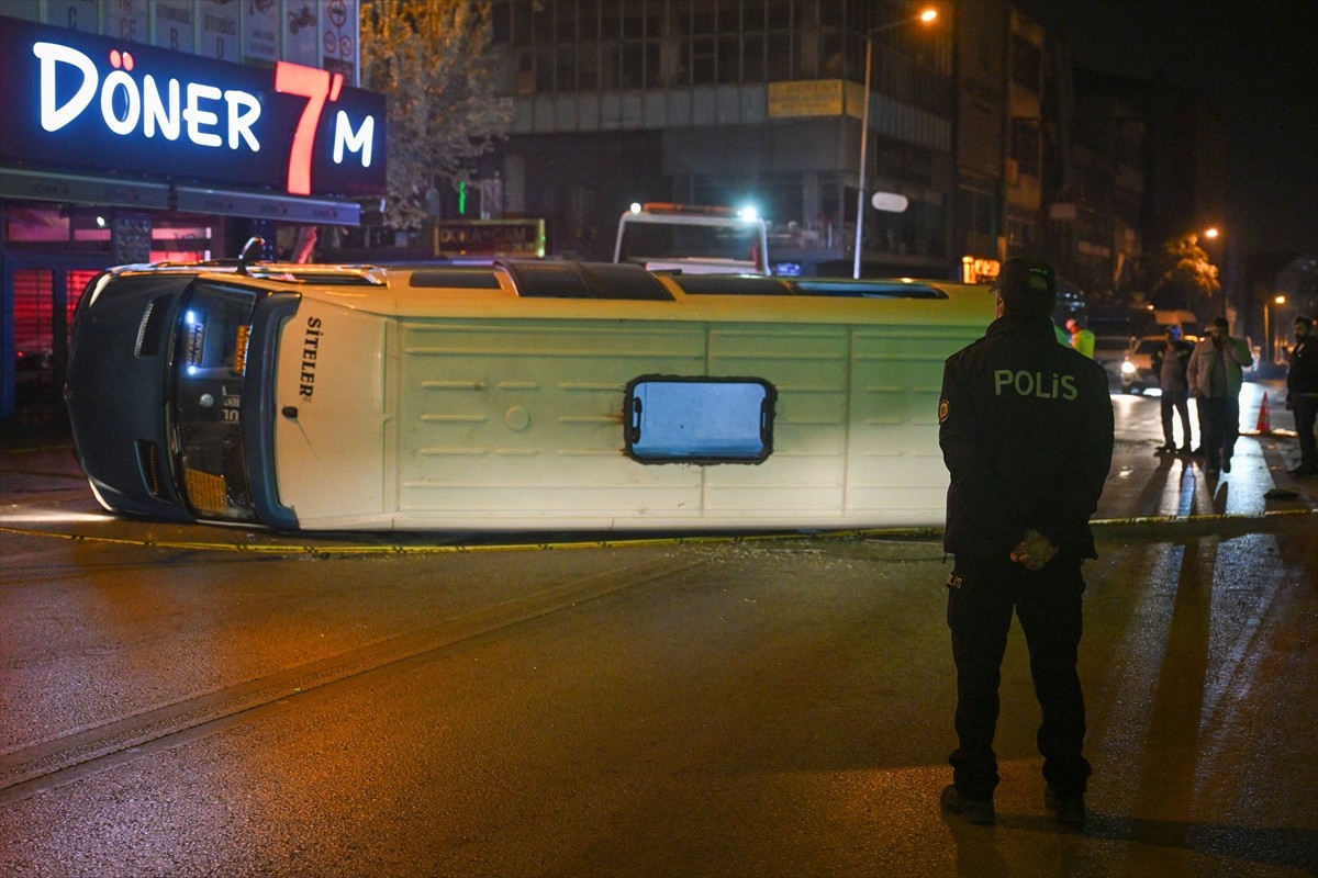 Ankara'da Dolmuş ve Otomobil Çarpıştı