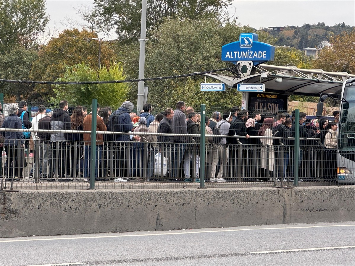 Üsküdar-Samandıra Metro Hattı'nda Arıza Nedeniyle Yoğunluk Oluştu