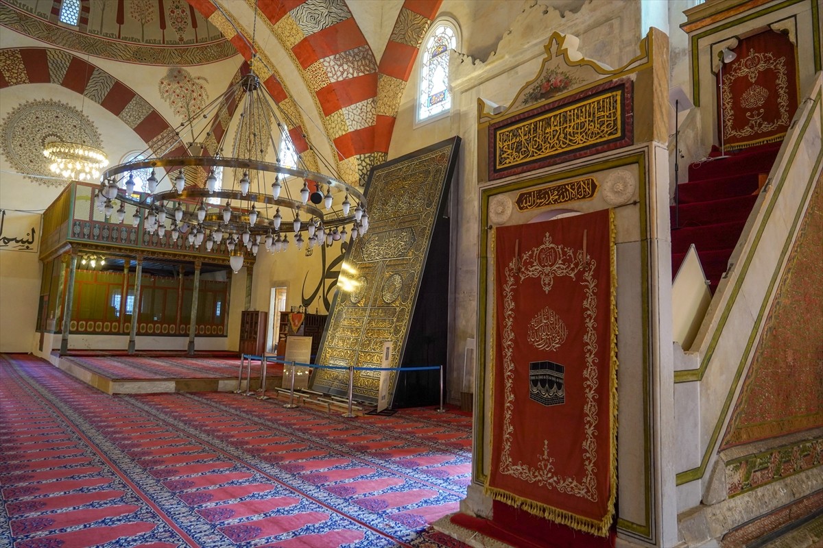 Edirne'de Kabe'nin Kapı Örtüsü Sergileniyor