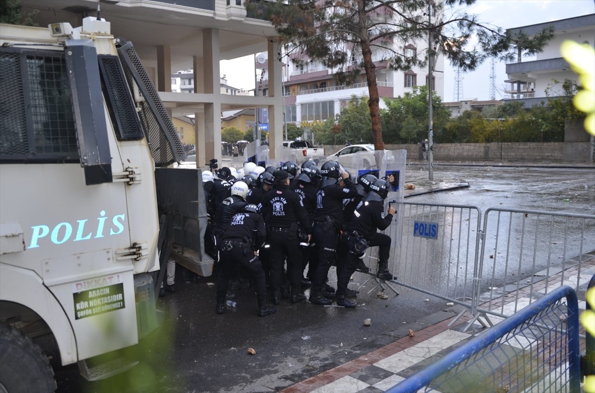 Halfeti Belediyesi Önünde Taşlı Saldırı: 2 Polis Yaralandı