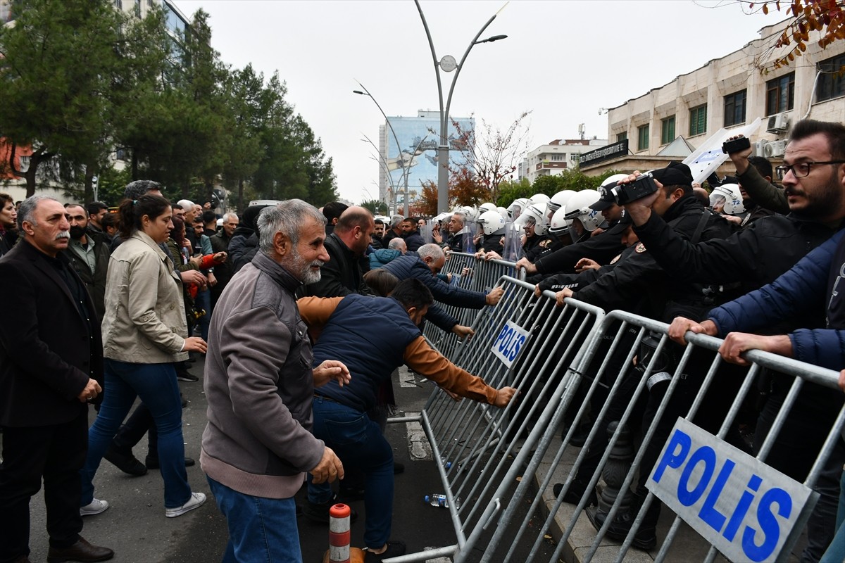 Batman Belediyesi Önünde Gözaltılar