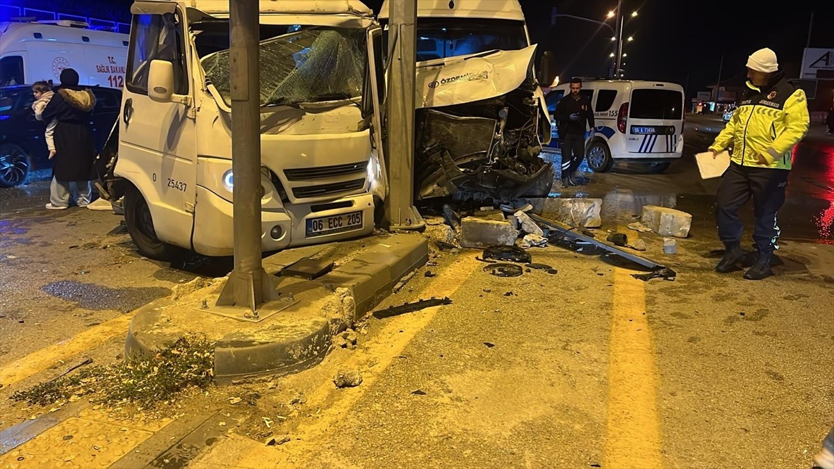 Ankara'da Minibüs Kazası: 21 Yaralı