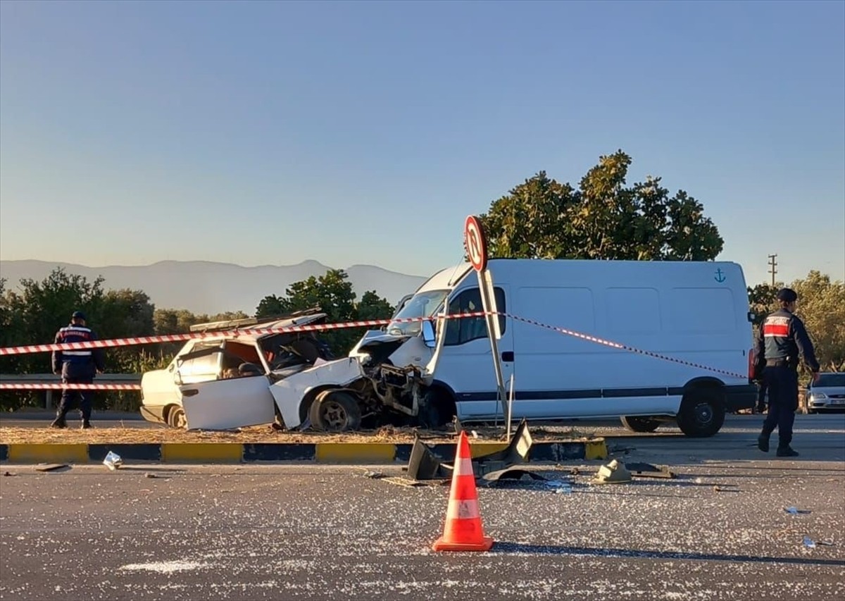 İzmir'de Kamyonet ve Otomobil Kazasında Bir Kişi Hayatını Kaybetti