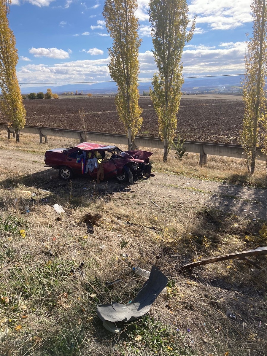 Amasya'da Otomobil Şarampole Devrildi: 5 Yaralı