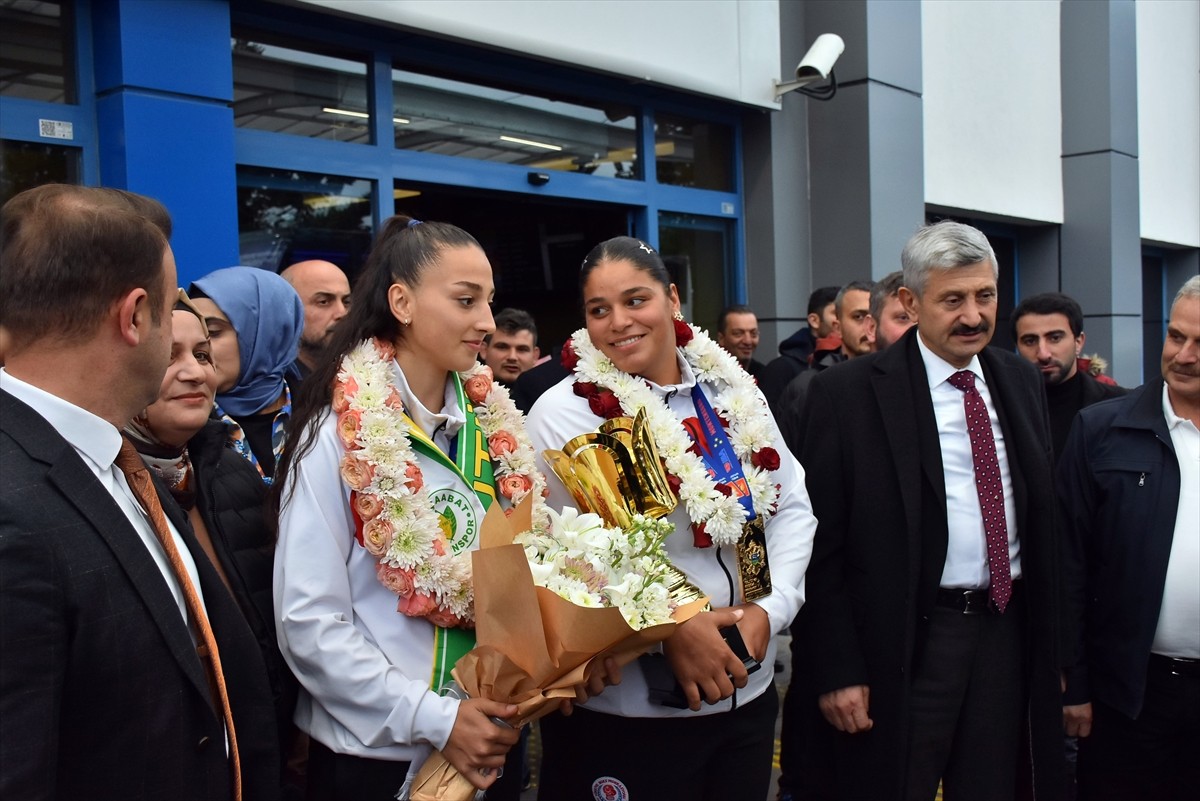 Havvanur Kethüda ve Dilara Sak, Dünya Gençler Boks Şampiyonası'ndan Madalya ile Döndü