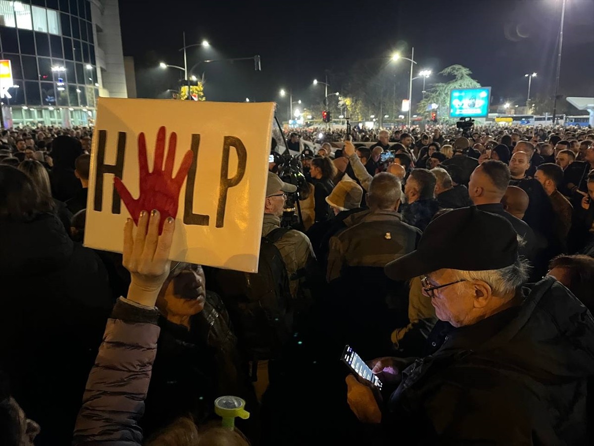 Sırbistan'da Tren İstasyonu Çöküşü Sonrası Protesto