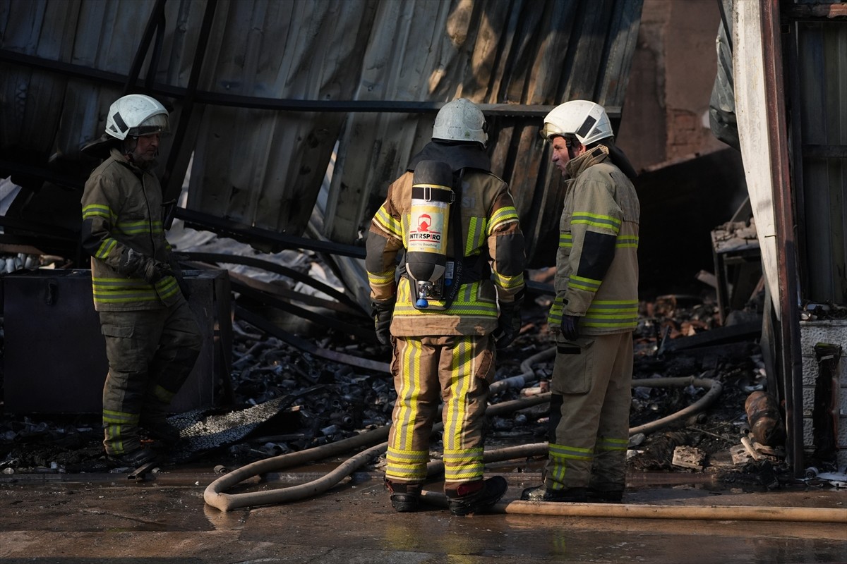 İzmir'de Kimya Fabrikasında Çıkan Yangın Kontrol Altına Alındı