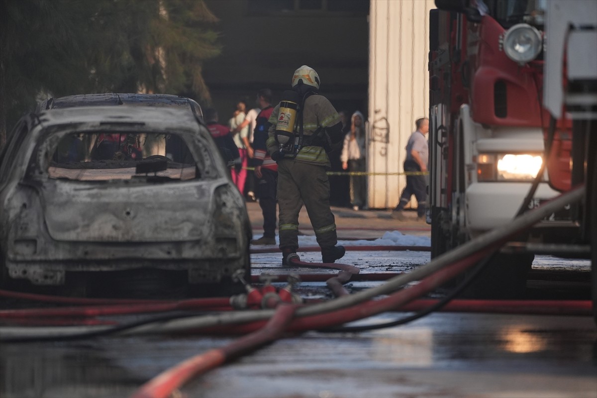 İzmir'de Kimya Fabrikasında Yangın Çıktı