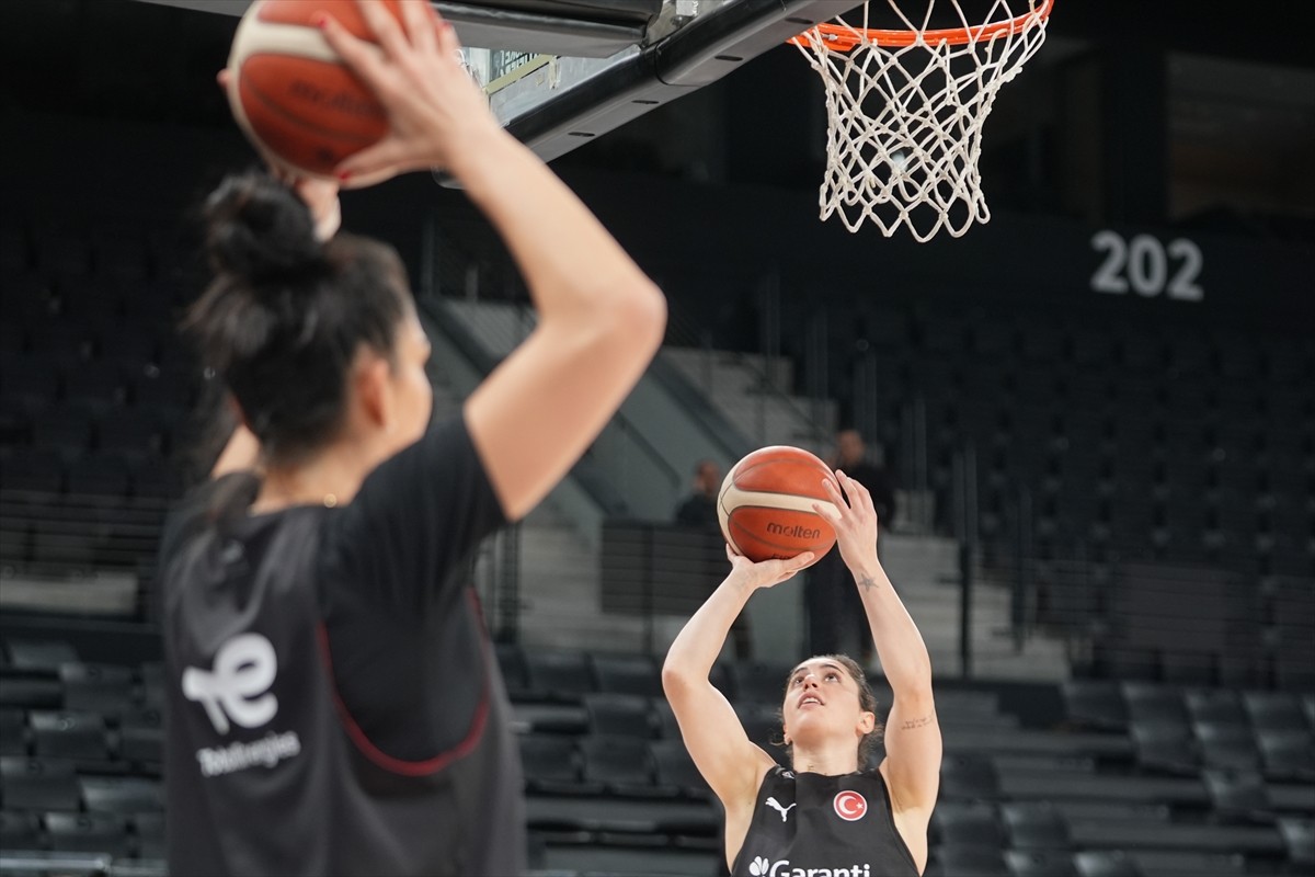 A Milli Kadın Basketbol Takımı'ndan Romanya Maçı Öncesi Medya Günü