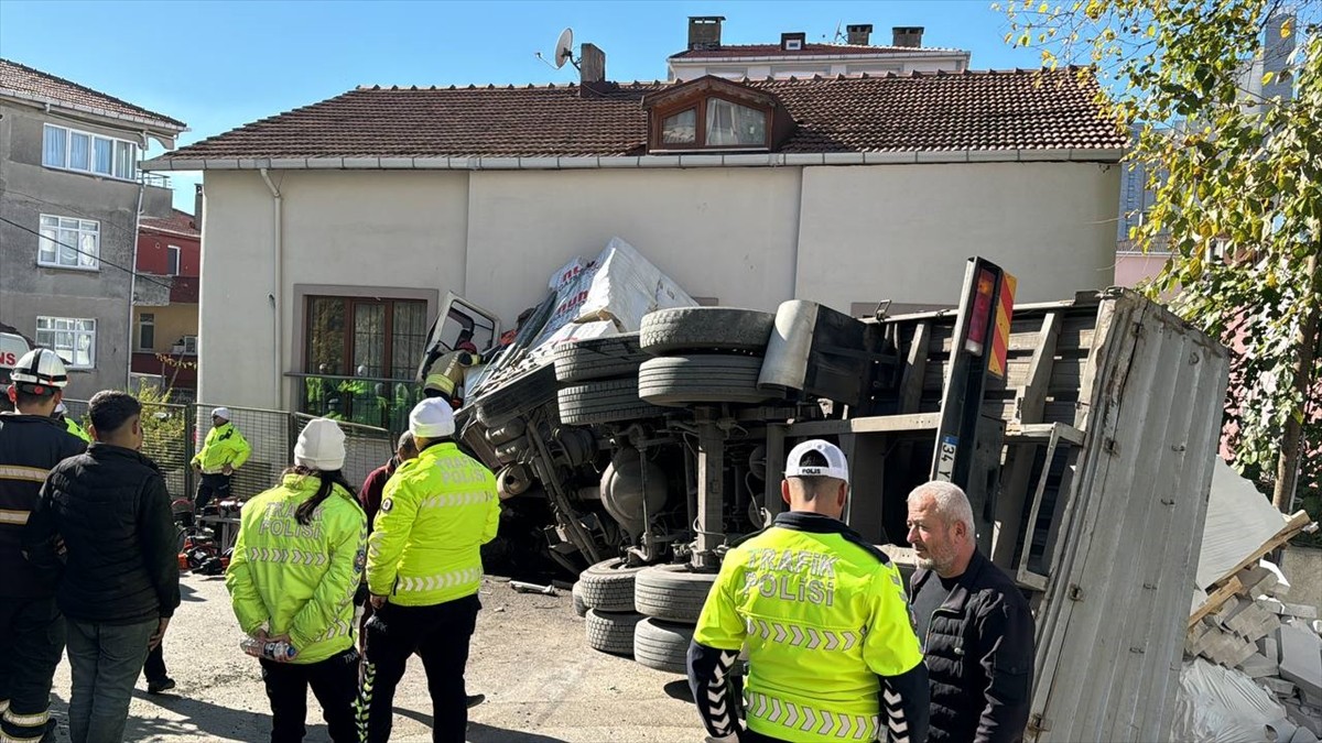 Kartal'da Kamyon Kazası: Sürücü Yaralandı