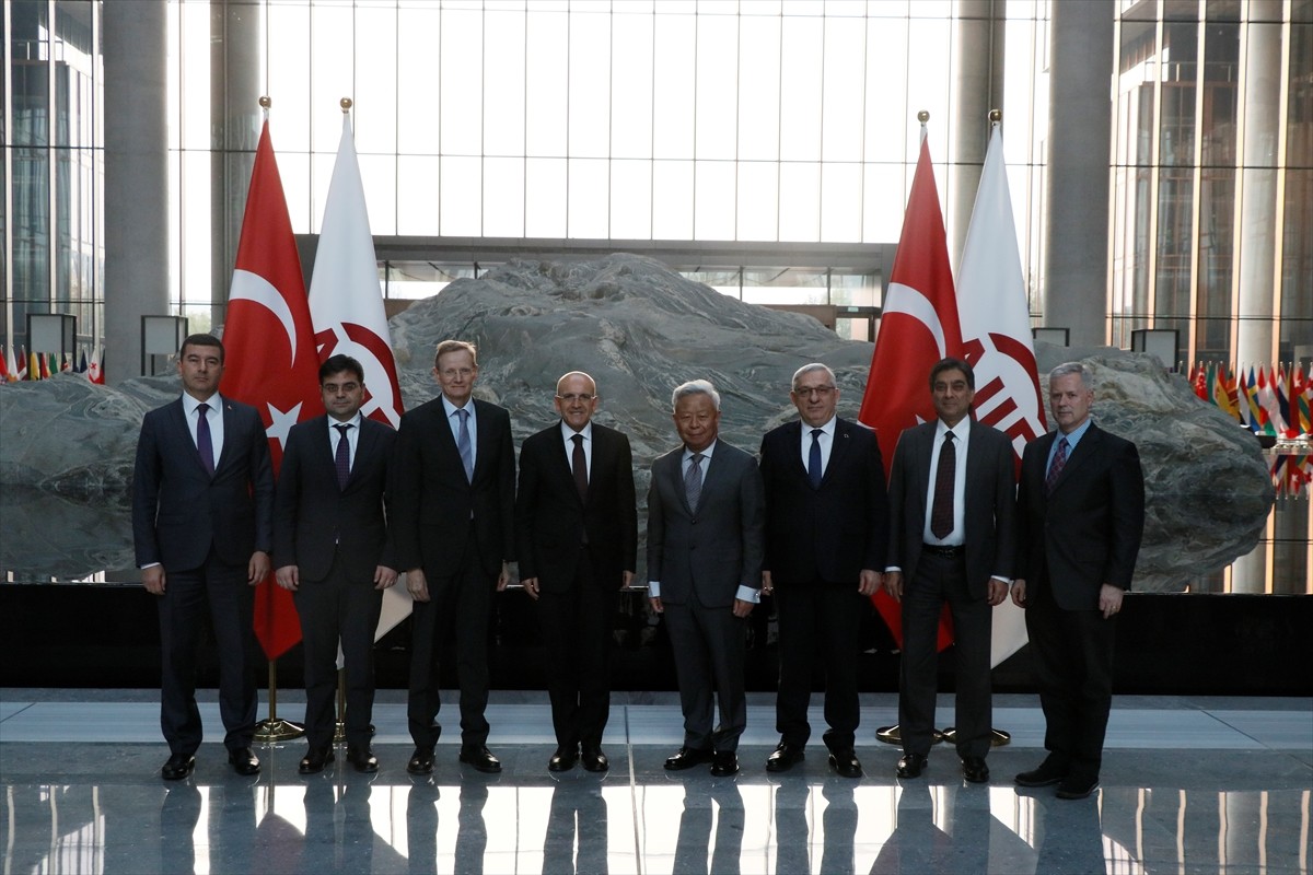 Hazine ve Maliye Bakanı Şimşek'ten Asya Altyapı Yatırım Bankası Ziyareti