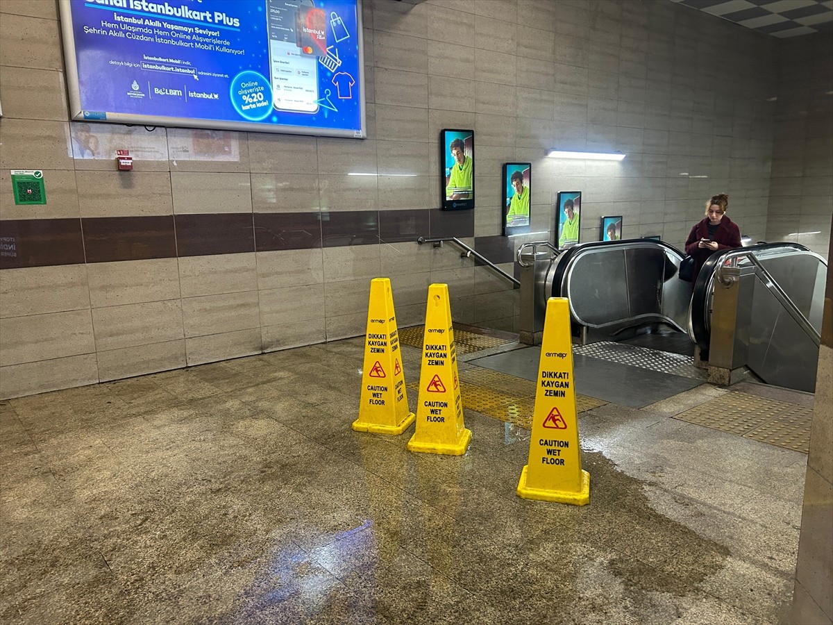 Taksim'de Patlayan Su Borusu Metro İstasyonunu Suları Altında Bıraktı