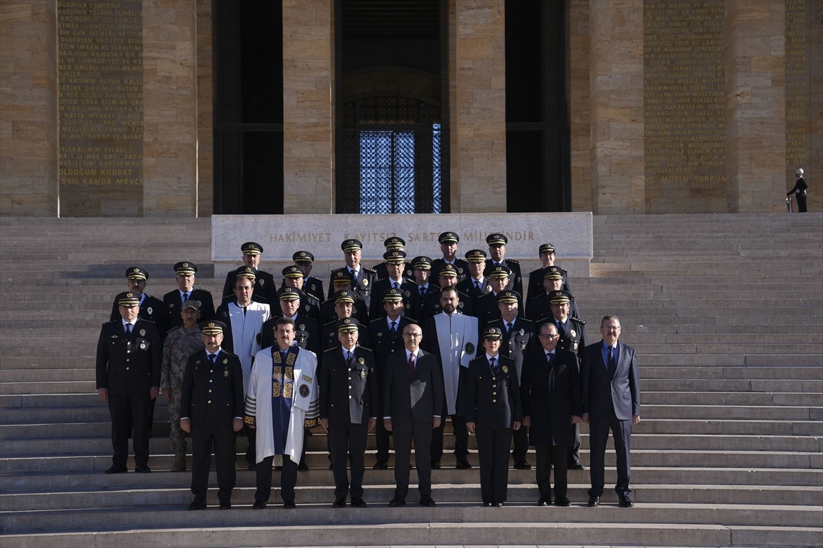 Emniyet Genel Müdürü Demirtaş Anıtkabir'i Ziyaret Etti