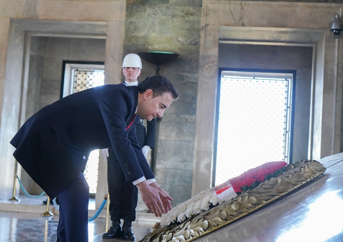 DEVA Partisi Genel Başkanı Babacan Anıtkabir'i Ziyaret Etti