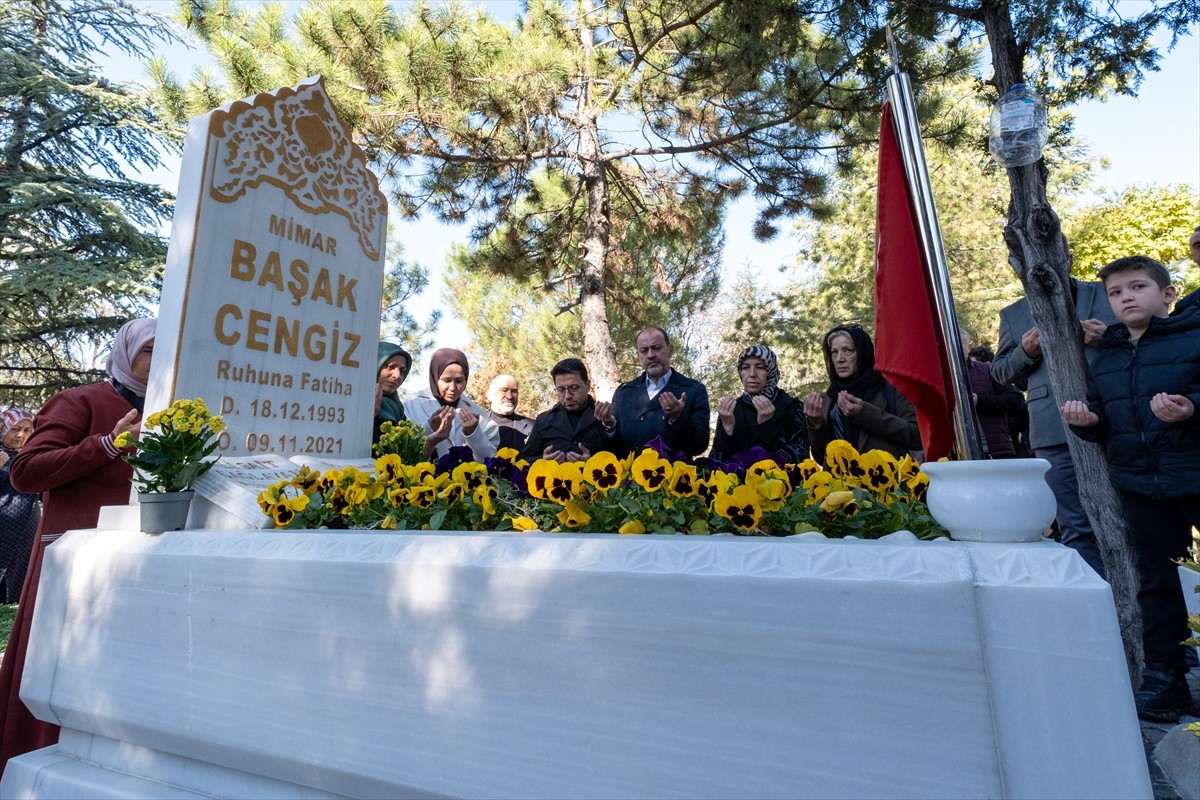 Başak Cengiz'in Kabrine Ziyaret