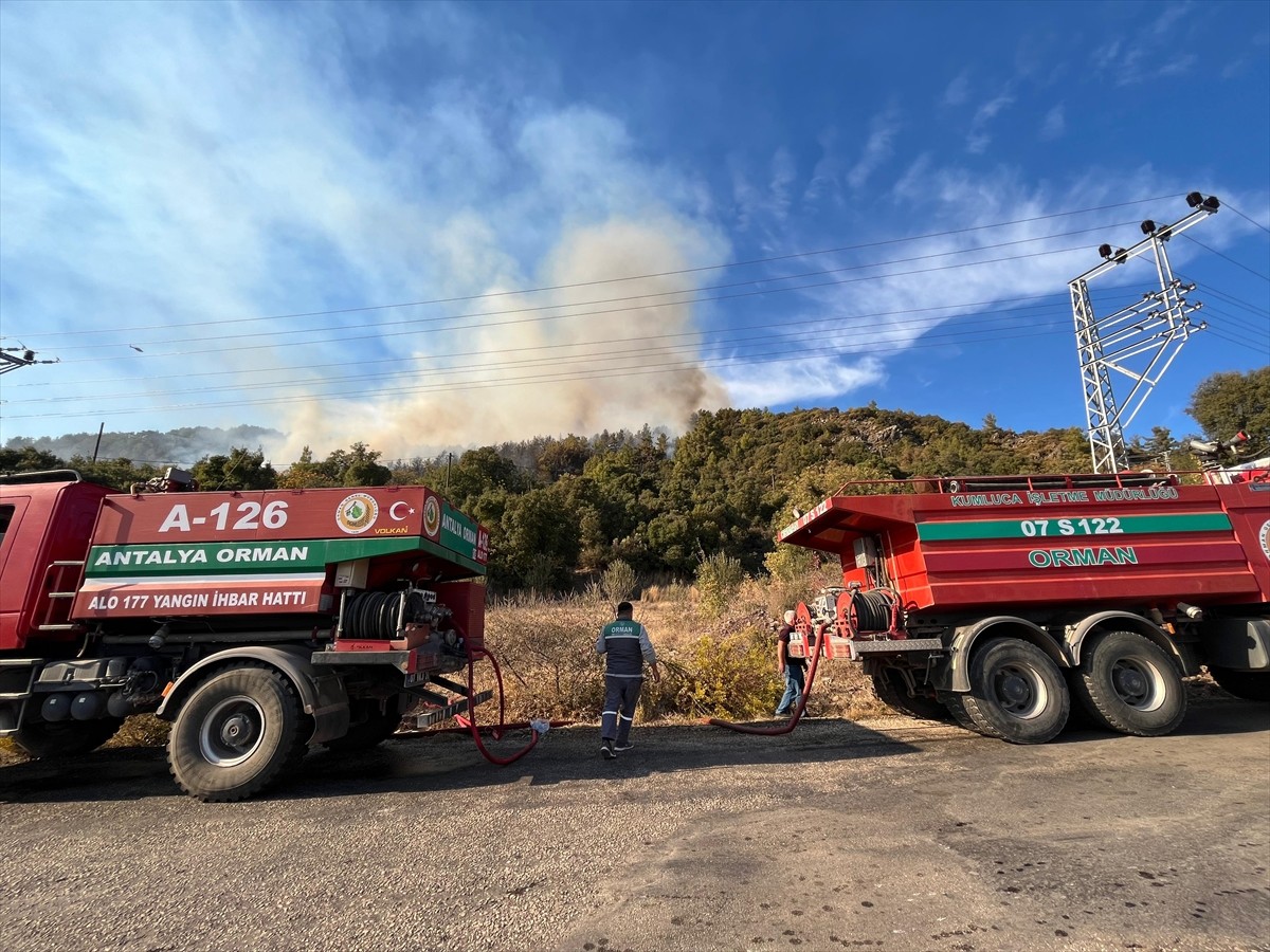 Antalya'da Orman Yangınına Müdahale Devam Ediyor