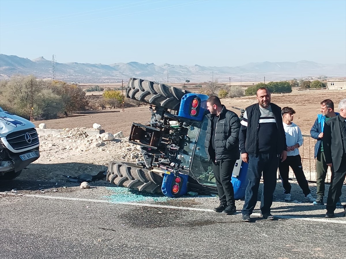 Batman'da Minibüs ve Traktör Kazası: 5 Yaralı