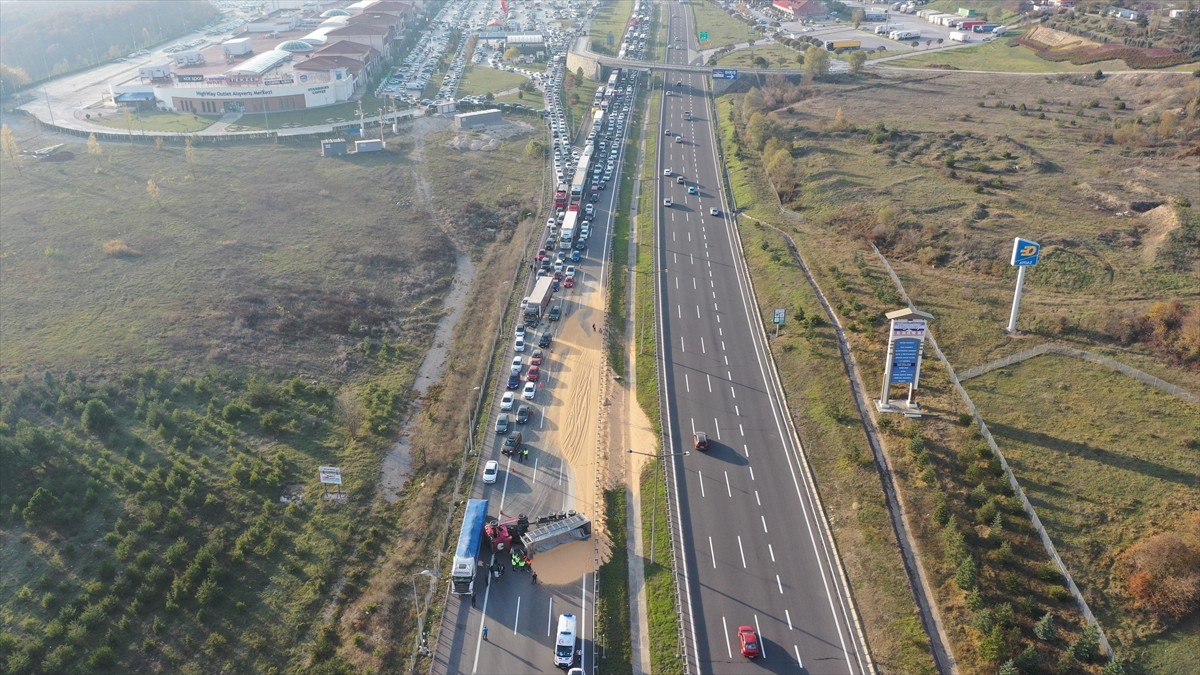 Bolu Geçişinde Tır Devrildi, Trafik Aksadı