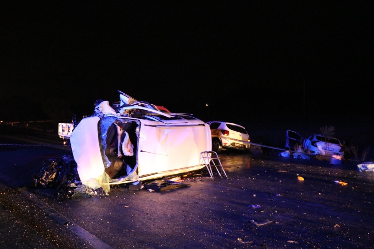 Burdur'da Üç Araçlı Kazada 1 Kişi Hayatını Kaybetti, 7 Yaralı