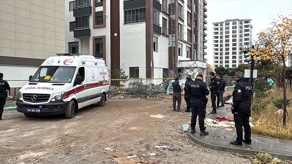 Malatya'da İnşaat İskelesi Çöktü: 2 İşçi Hayatını Kaybetti