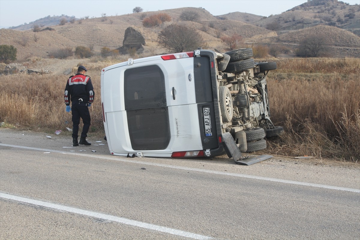 Çorum'da İşçi Servisi ile Traktör Çarpıştı: 16 Yaralı