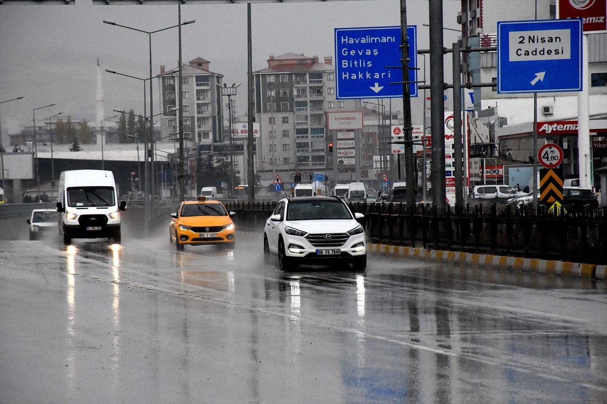 Van ve Hakkari'de Kar ve Sis Etkili Oluyor