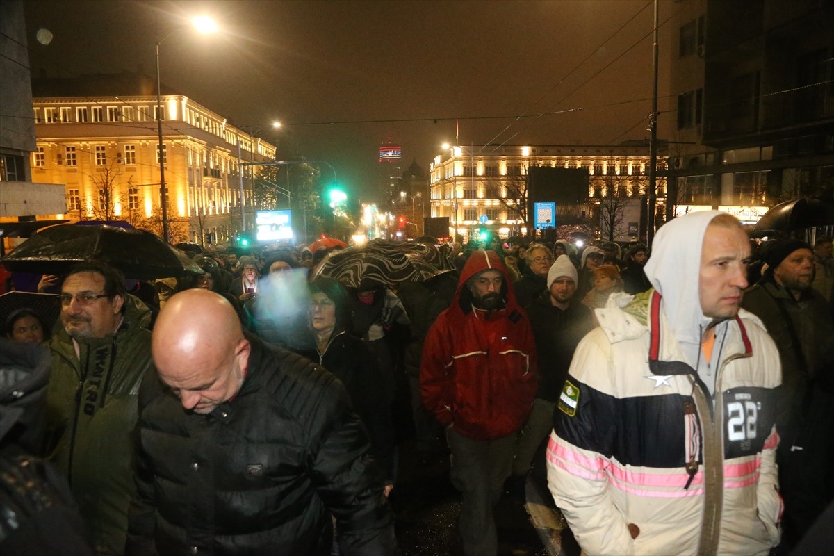 Sırbistan'da Tren İstasyonu Kazası Protesto Edildi