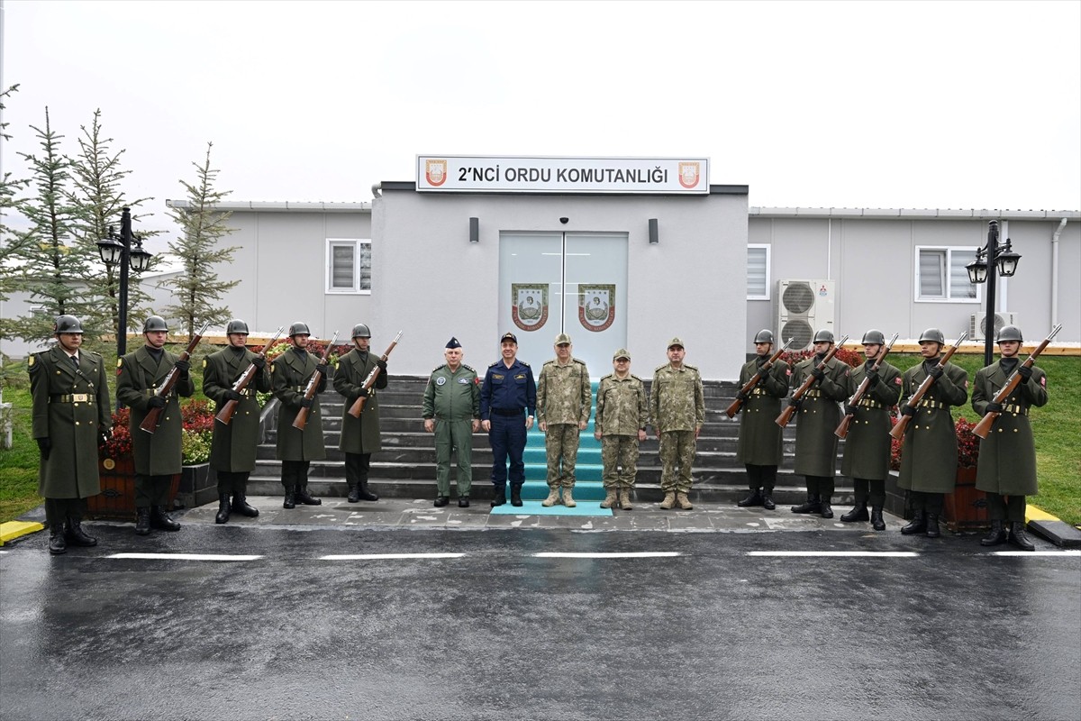 Orgeneral Metin Gürak'tan 2. Ordu ve 7. Ana Jet Üs Komutanlığı'na Ziyaret