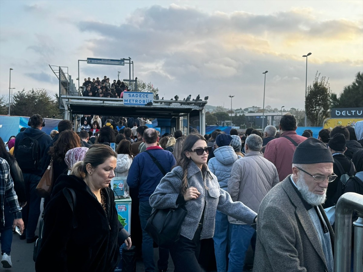 İstanbul'da Metrobüs Duraklarında Yüksek Yolcu Yoğunluğu