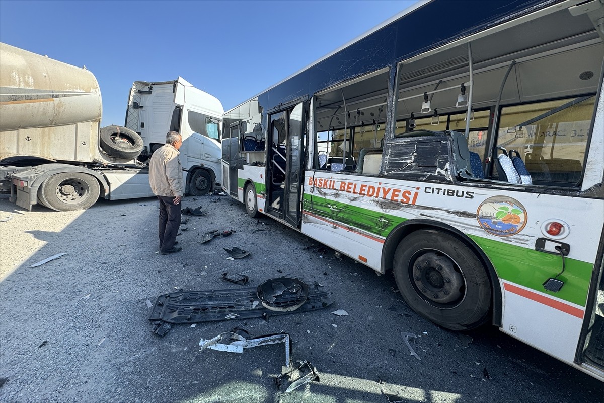 Elazığ'da Halk Otobüsü ile Tır Kaza Yaptı