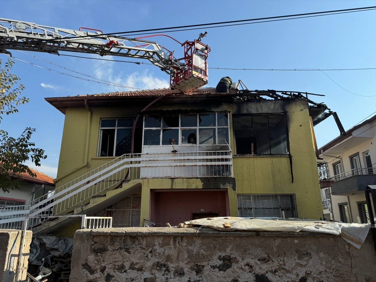 Aksaray'da Yangın: Baba ve İki Çocuk Dumandan Etkilendi