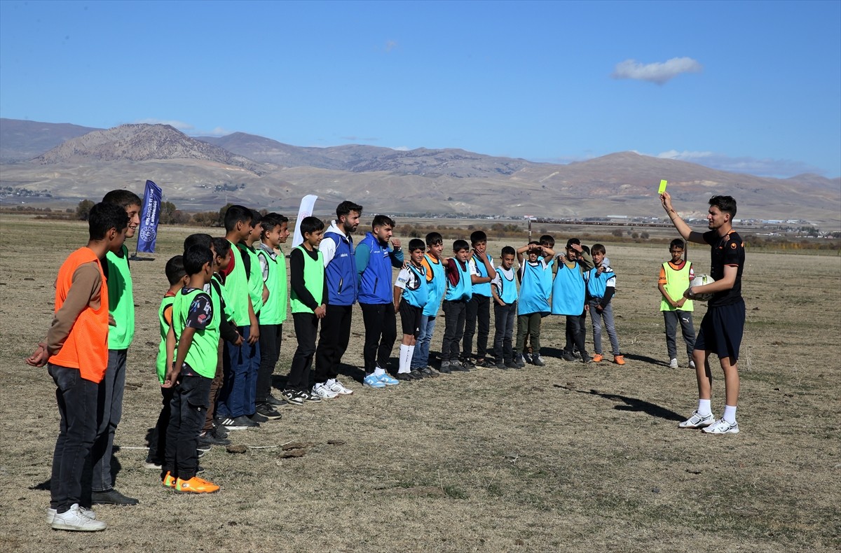 Muş'ta 'Gazozuna Maç' Projesi ile Çocuklar Spora Kazandırılıyor