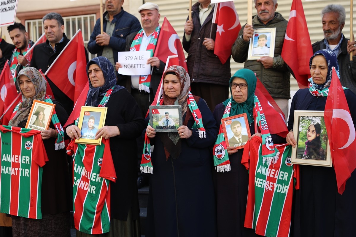 Diyarbakırspor Başkanı Akyol, Evlat Nöbetindeki Anneleri Ziyaret Etti