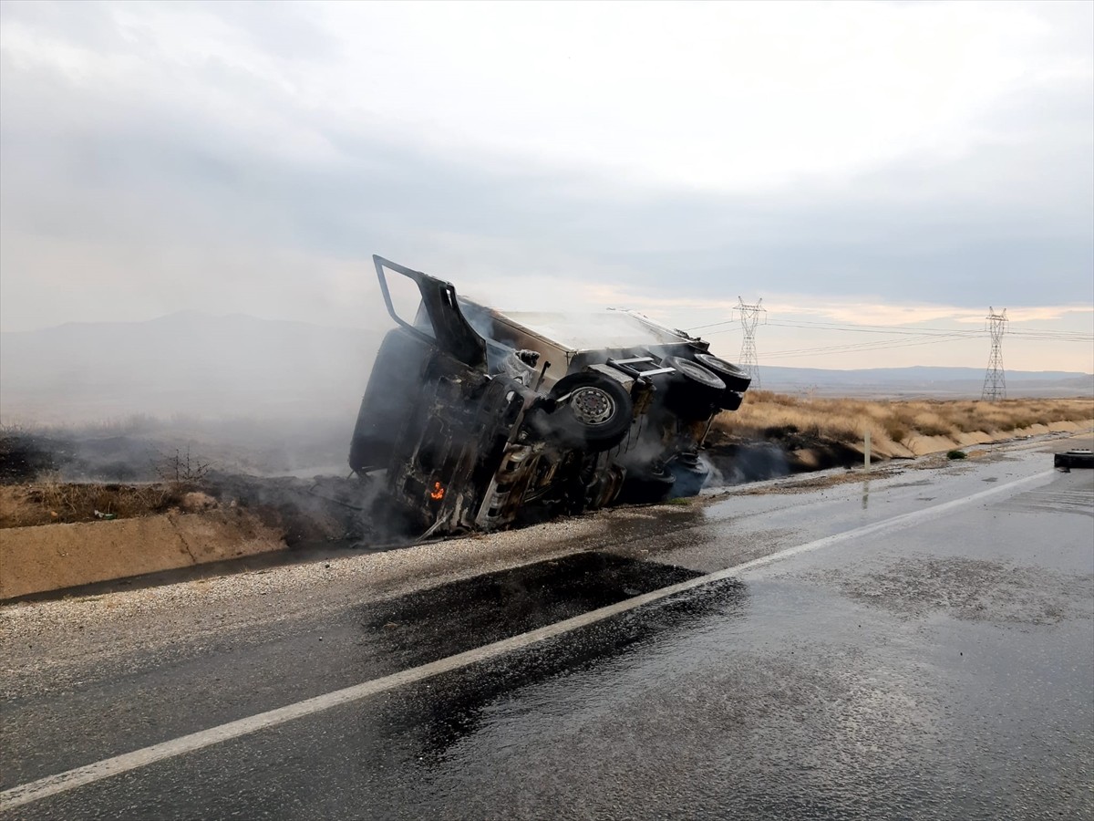 Kırıkkale'de Tekerleği Fırlayan Kamyon Yangın Çıkardı